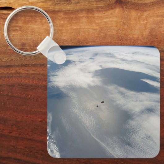 小さな衛星は地球の一部の上を公転する。 キーホルダー (正面)