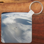 小さな衛星は地球の一部の上を公転する。 キーホルダー (裏面)