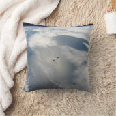 小さな衛星は地球の一部の上を公転する。 クッション (ブランケット)