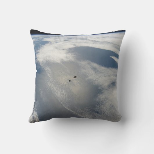 小さな衛星は地球の一部の上を公転する。 クッション (裏面)