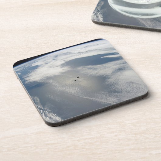 小さな衛星は地球の一部の上を公転する。 コースター (左側)