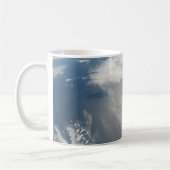 小さな衛星は地球の一部の上を公転する。 コーヒーマグカップ (左)