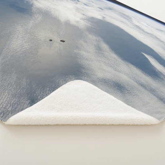 小さな衛星は地球の一部の上を公転する。 シェルパブランケット (3/4)