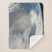 小さな衛星は地球の一部の上を公転する。 シェルパブランケット (正面)