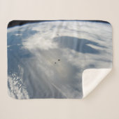 小さな衛星は地球の一部の上を公転する。 シェルパブランケット (正面(横))