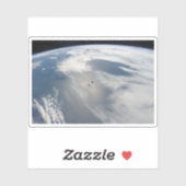 小さな衛星は地球の一部の上を公転する。 シール (シート)