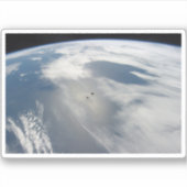 小さな衛星は地球の一部の上を公転する。 シール (正面)