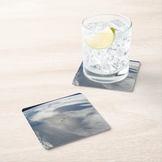 小さな衛星は地球の一部の上を公転する。 スクエアペーパーコースター (インサイチュ)