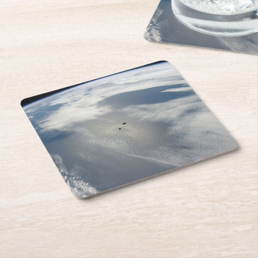 小さな衛星は地球の一部の上を公転する。 スクエアペーパーコースター (アングル)