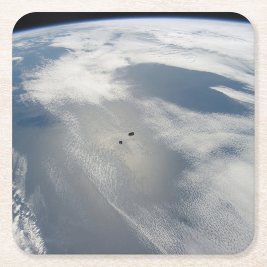 小さな衛星は地球の一部の上を公転する。 スクエアペーパーコースター (正面)