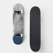 小さな衛星は地球の一部の上を公転する。 スケートボード (正面)