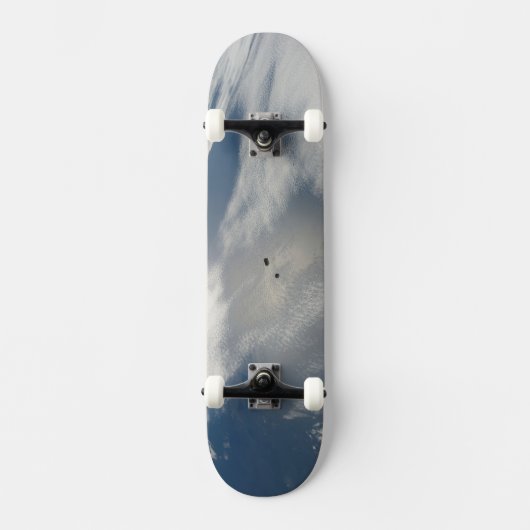 小さな衛星は地球の一部の上を公転する。 スケートボード (正面)