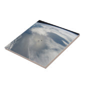 小さな衛星は地球の一部の上を公転する。 タイル (側面)