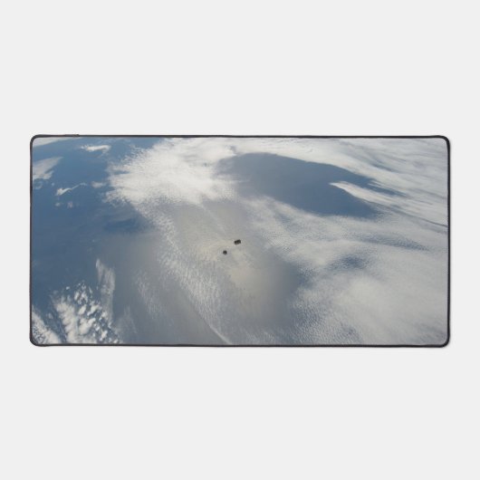 小さな衛星は地球の一部の上を公転する。 デスクマット (正面)