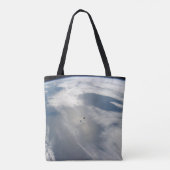 小さな衛星は地球の一部の上を公転する。 トートバッグ (裏面)