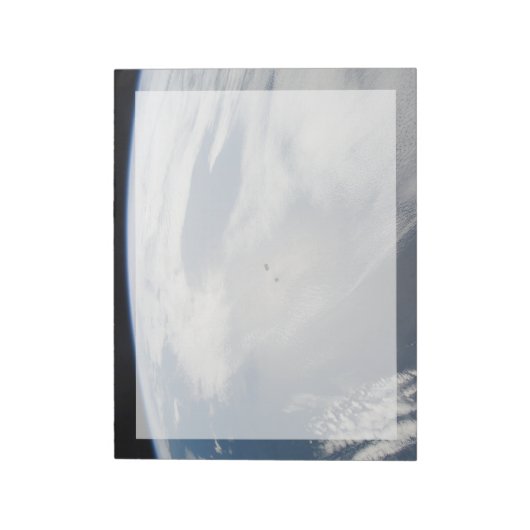 小さな衛星は地球の一部の上を公転する。 ノートパッド (回転)