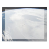 小さな衛星は地球の一部の上を公転する。 ノートパッド (正面)