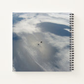 小さな衛星は地球の一部の上を公転する。 ノートブック (裏面)