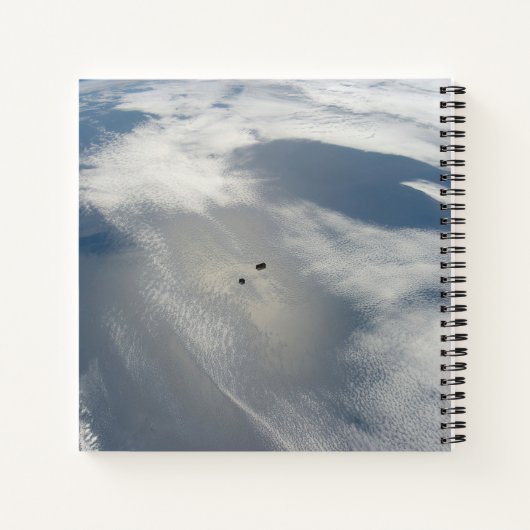 小さな衛星は地球の一部の上を公転する。 ノートブック (裏面)