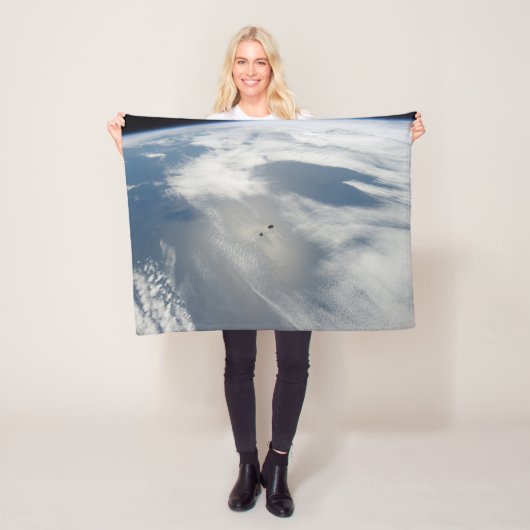 小さな衛星は地球の一部の上を公転する。 フリースブランケット (インサイチュ)