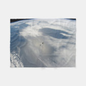 小さな衛星は地球の一部の上を公転する。 フリースブランケット (正面(横))