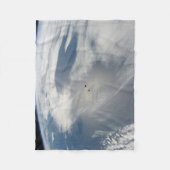 小さな衛星は地球の一部の上を公転する。 フリースブランケット (正面)