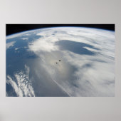 小さな衛星は地球の一部の上を公転する。 ポスター (正面)