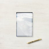 小さな衛星は地球の一部の上を公転する。 ポストイット (デスク上)