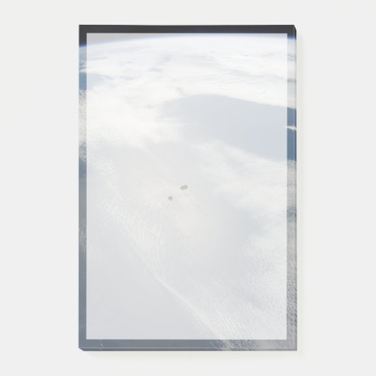 小さな衛星は地球の一部の上を公転する。 ポストイット (正面)