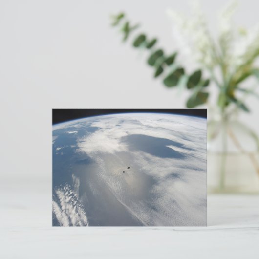 小さな衛星は地球の一部の上を公転する。 ポストカード (スタンド正面)