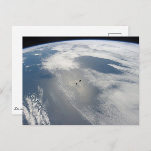 小さな衛星は地球の一部の上を公転する。 ポストカード (正面/裏面)