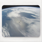 小さな衛星は地球の一部の上を公転する。 マウスパッド (正面)