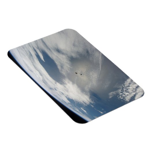 小さな衛星は地球の一部の上を公転する。 マグネット (右側)