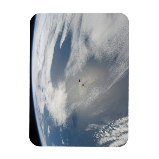 小さな衛星は地球の一部の上を公転する。 マグネット (縦)