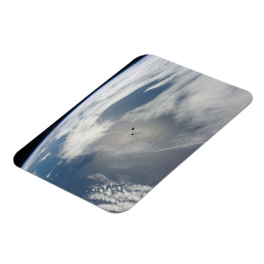 小さな衛星は地球の一部の上を公転する。 マグネット (左側)