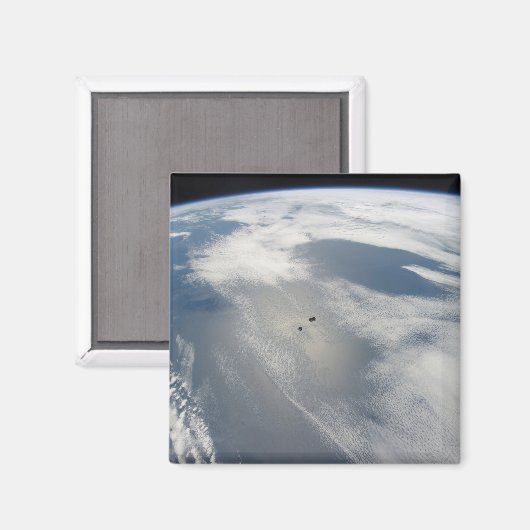 小さな衛星は地球の一部の上を公転する。 マグネット (正面/裏面)