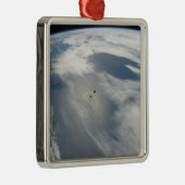 小さな衛星は地球の一部の上を公転する。 メタルオーナメント (右)