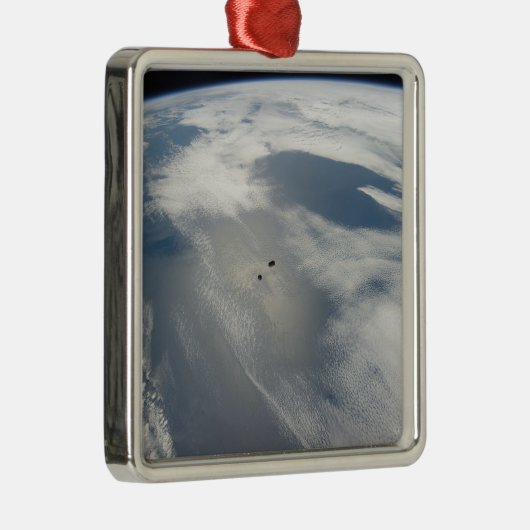 小さな衛星は地球の一部の上を公転する。 メタルオーナメント (右)