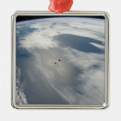 小さな衛星は地球の一部の上を公転する。 メタルオーナメント (正面)