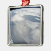 小さな衛星は地球の一部の上を公転する。 メタルオーナメント (左)