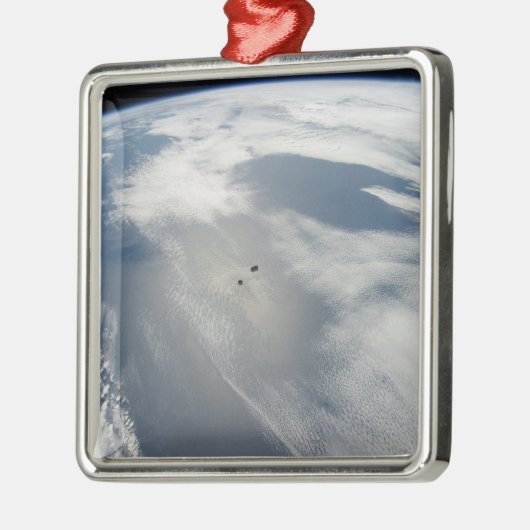 小さな衛星は地球の一部の上を公転する。 メタルオーナメント (左)