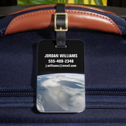 小さな衛星は地球の一部の上を公転する。 ラゲッジタグ (正面インサイチュ2)