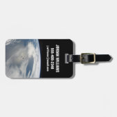 小さな衛星は地球の一部の上を公転する。 ラゲッジタグ (正面横)