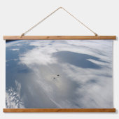 小さな衛星は地球の一部の上を公転する。 吊り下げ型タペストリー (正面)