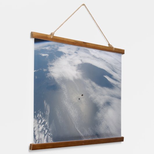 小さな衛星は地球の一部の上を公転する。 吊り下げ型タペストリー (傾斜あり)