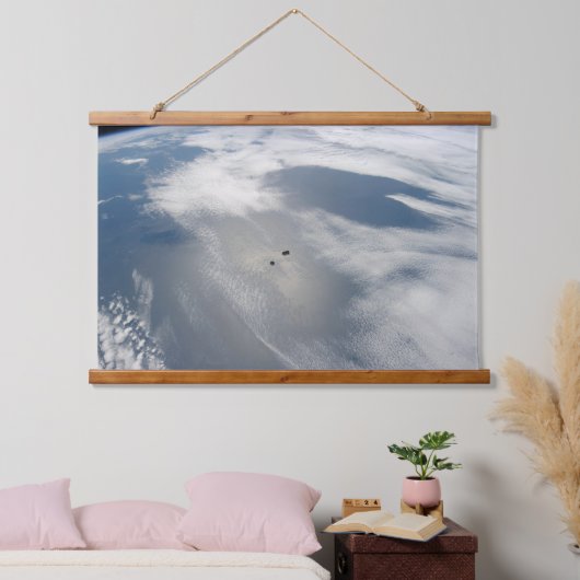 小さな衛星は地球の一部の上を公転する。 吊り下げ型タペストリー (寝室)