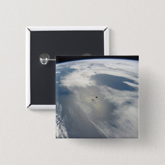 小さな衛星は地球の一部の上を公転する。 缶バッジ (正面&裏面)