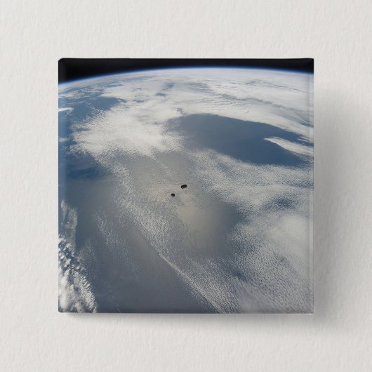 小さな衛星は地球の一部の上を公転する。 缶バッジ (正面)