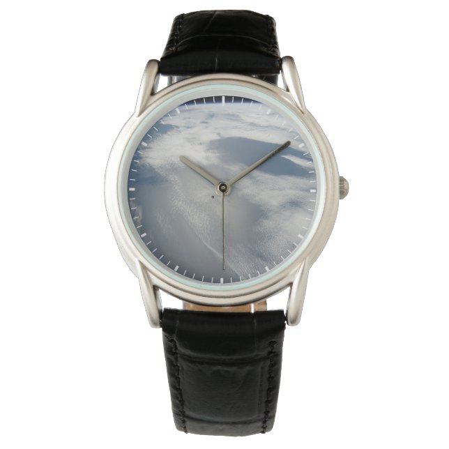 小さな衛星は地球の一部の上を公転する。 腕時計 (正面)