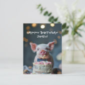 小さな豚の子が誕生日のケーキを食べている ポストカード (スタンド正面)